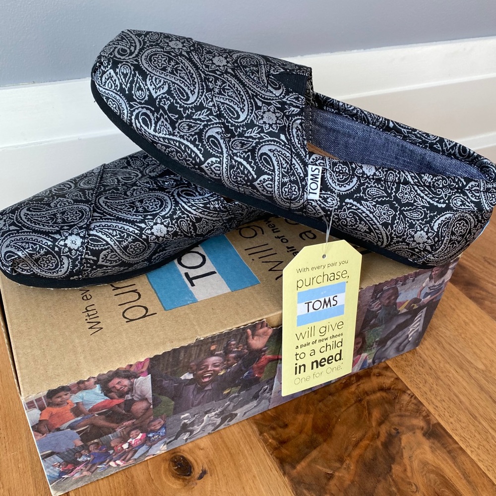 NWT Black Silver Paisley TOMS - Women’s Size 9🤍🖤